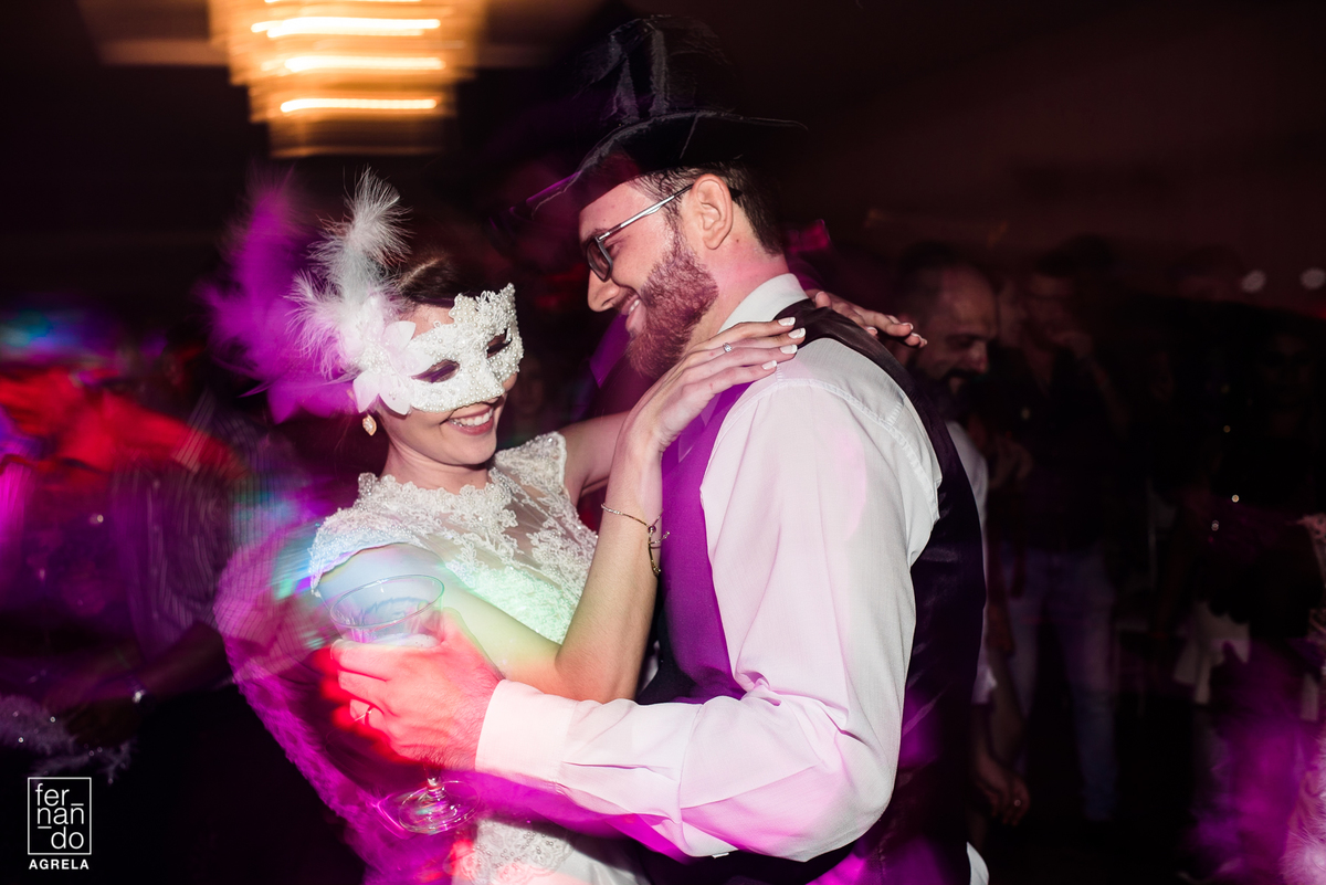 noivos dançando e sorrindo durante a dança na festa de casamento