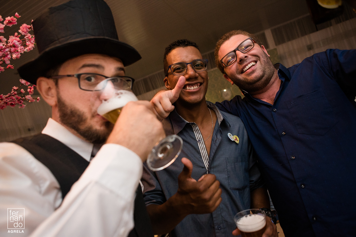 noivo e amigo durante a festa de casamento