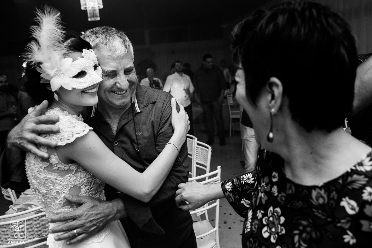 noiva abrançando convidados durante a festa de casamento