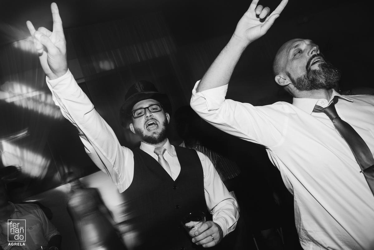 noivo e convidado dançando rock durante a festa de casamento