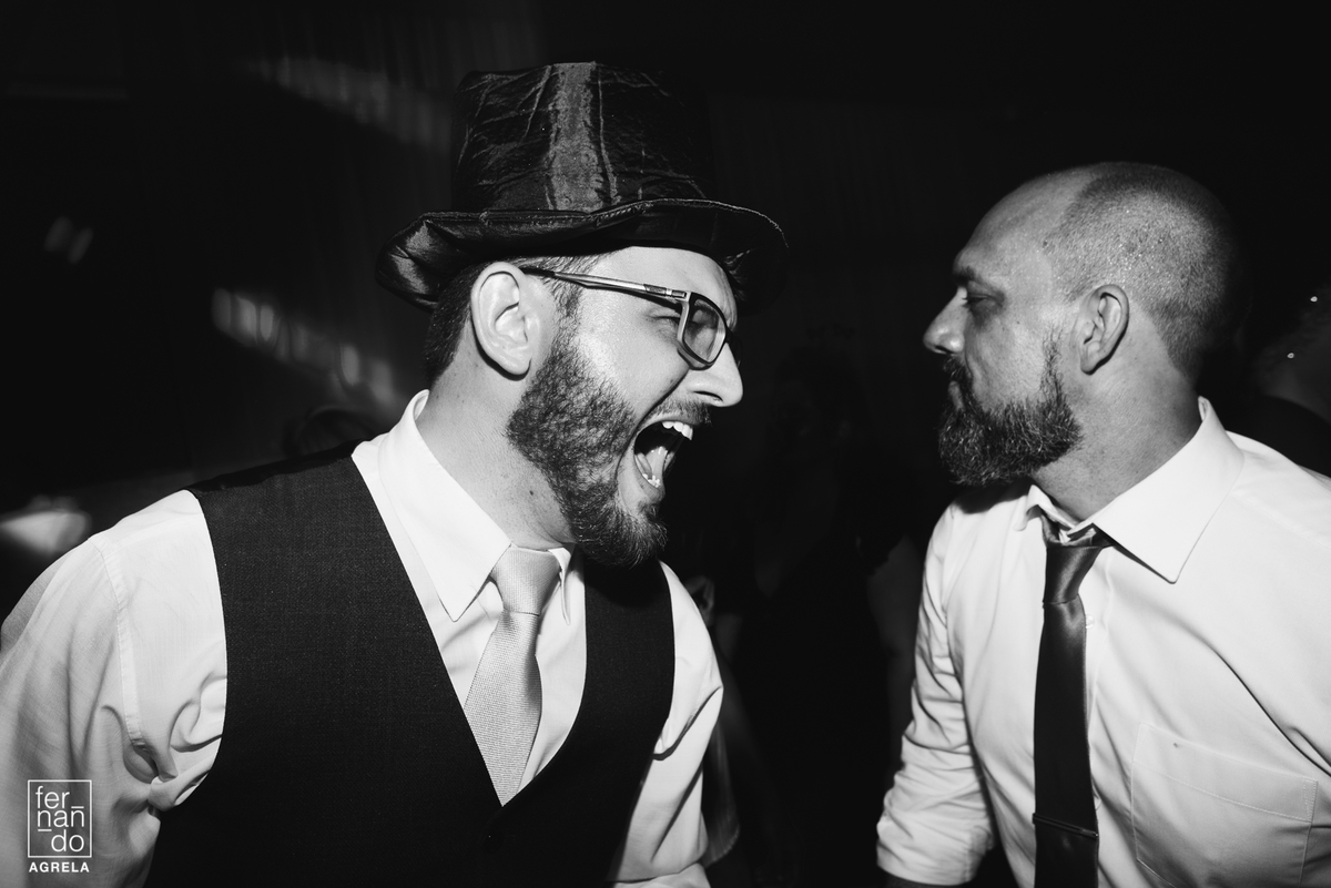 momento do noivo com convidado dançando rock durante festa de casamento