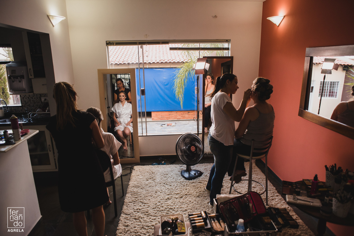 noiva se arrumando na casa da familia