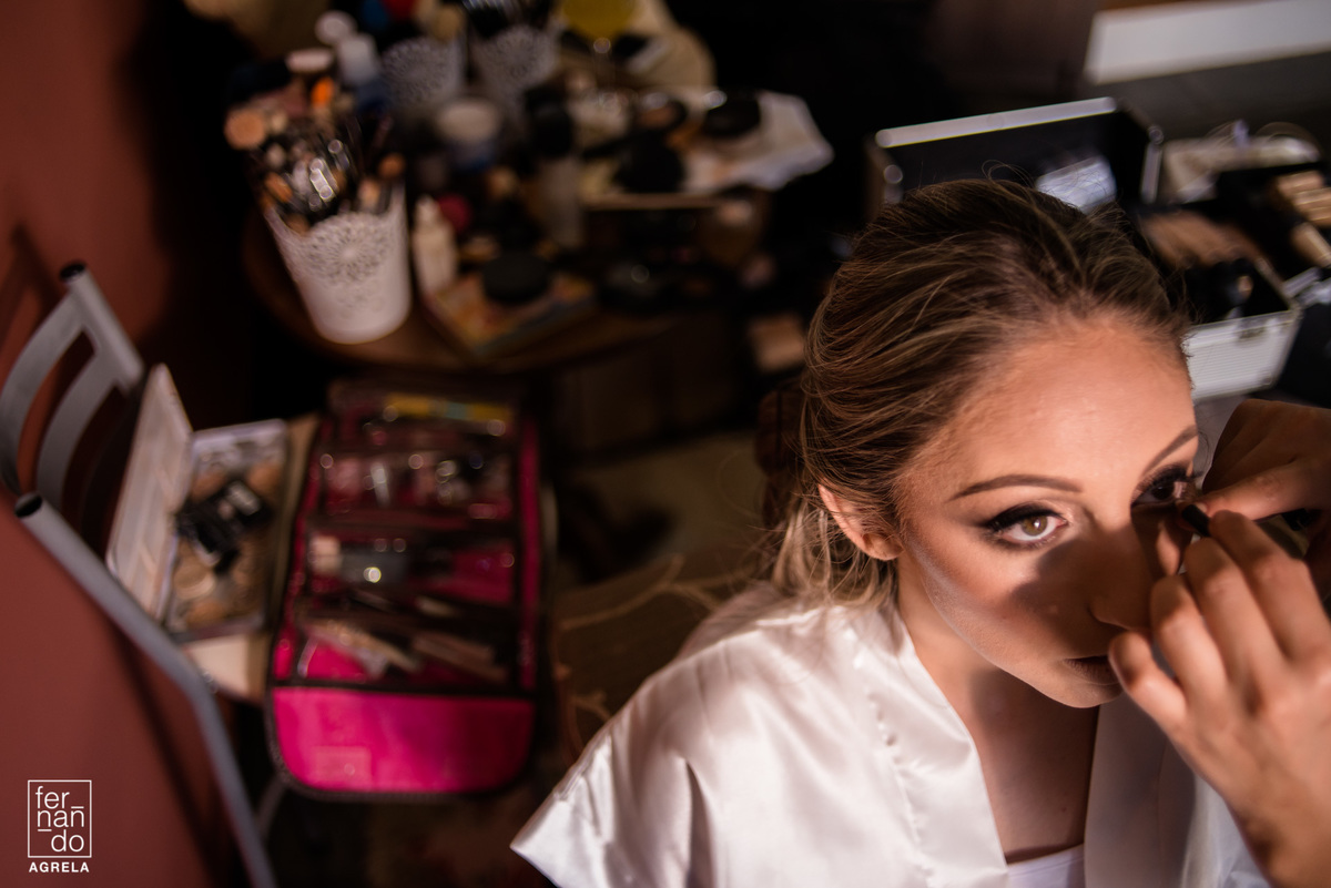 detalhe da maquiagem da noiva