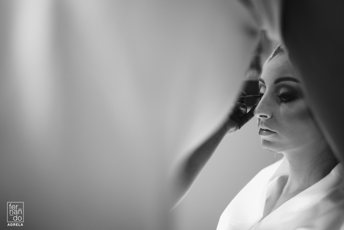 noiva sendo maquiada antes do casamento