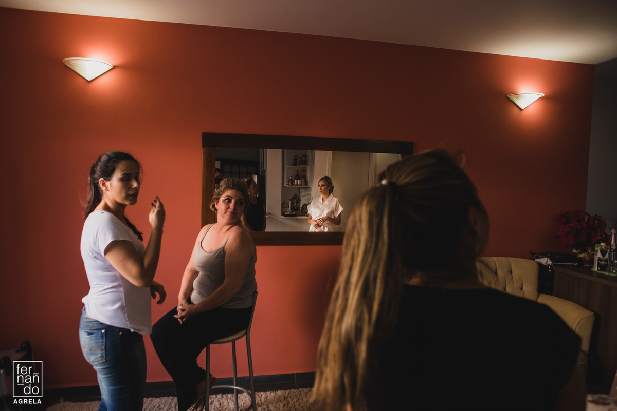 noiva na casa da familia antes do casamento