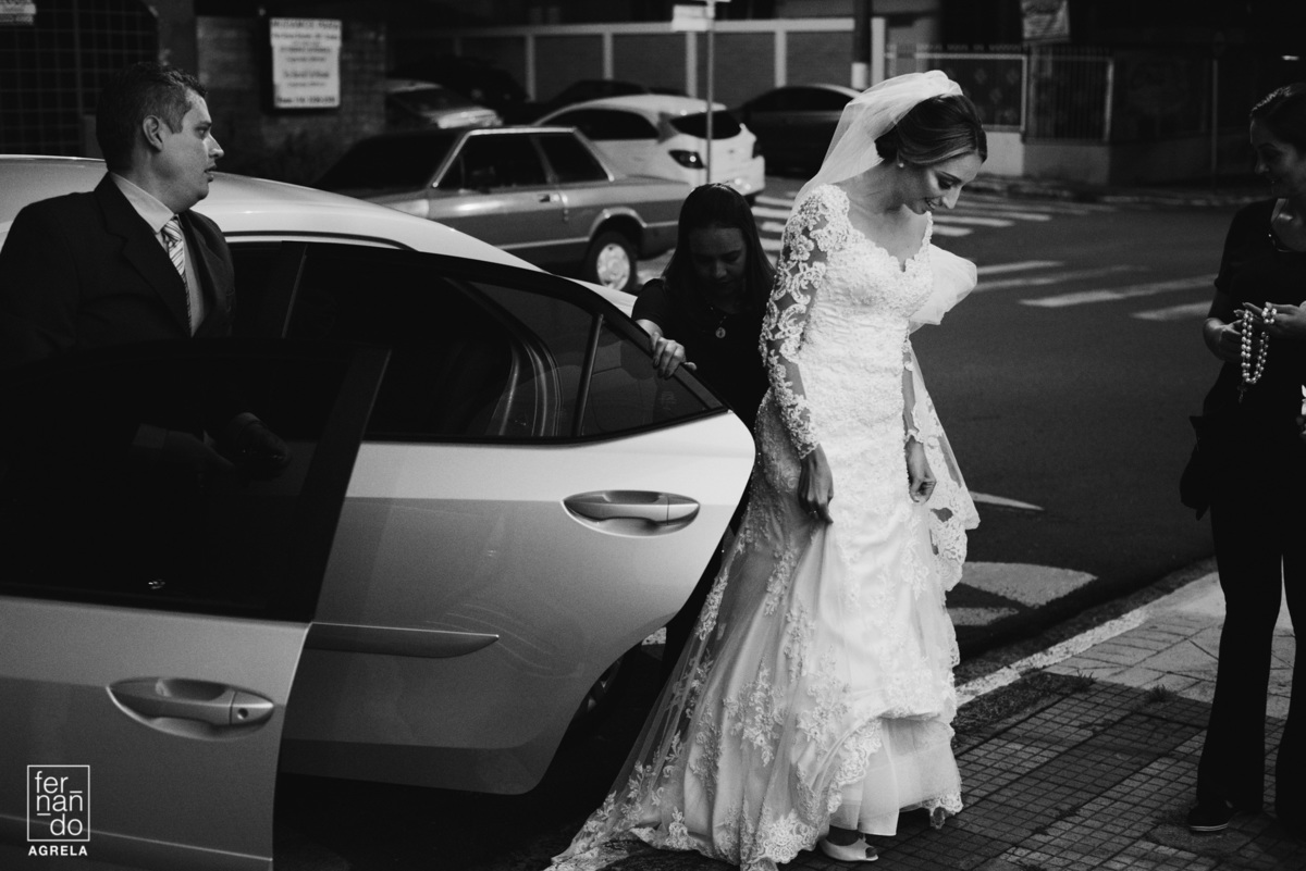 noiva descendo do carro 