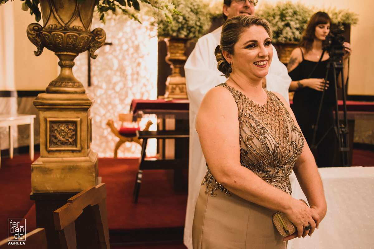 mae vendo a filha entrar de noiva na igreja