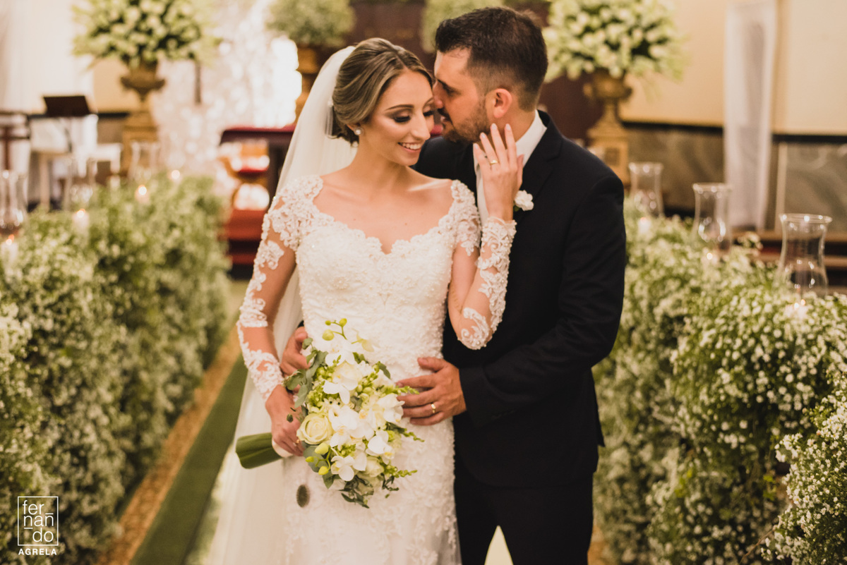 momento de carinho entre os noivos 