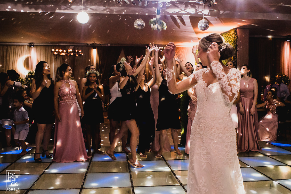 solteiras pulando para pegar o bouquet da noiva