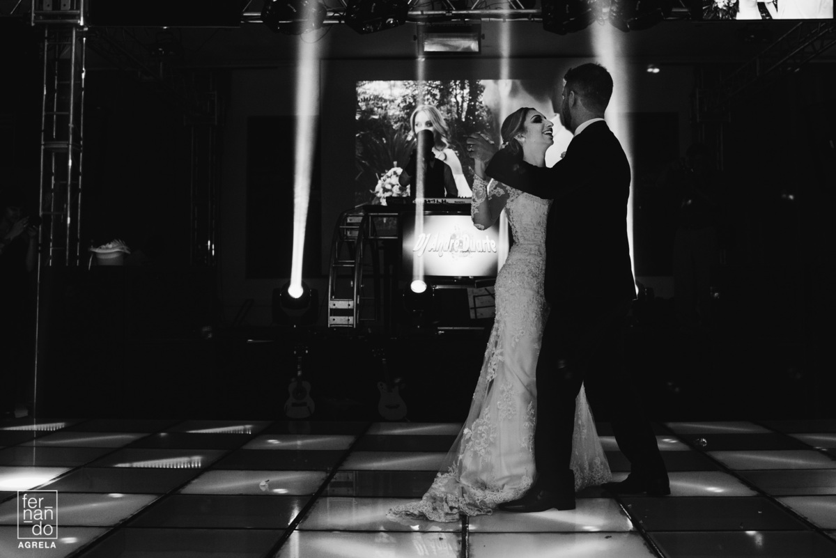 momento da dança dos noivos na pista de dança