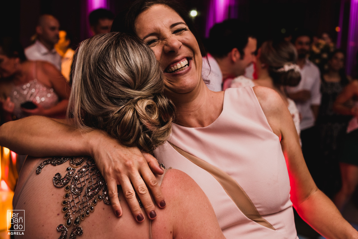 mae da noiva abraçando a irmã apos tomar tequila