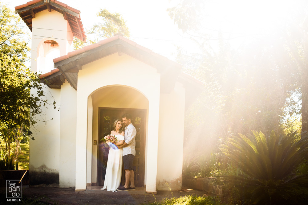 noivos em uma pequena capela em uma fazenda