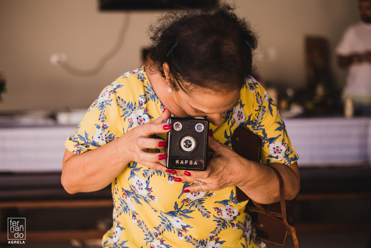 mae da família com câmera antiga tirando foto do fotografo