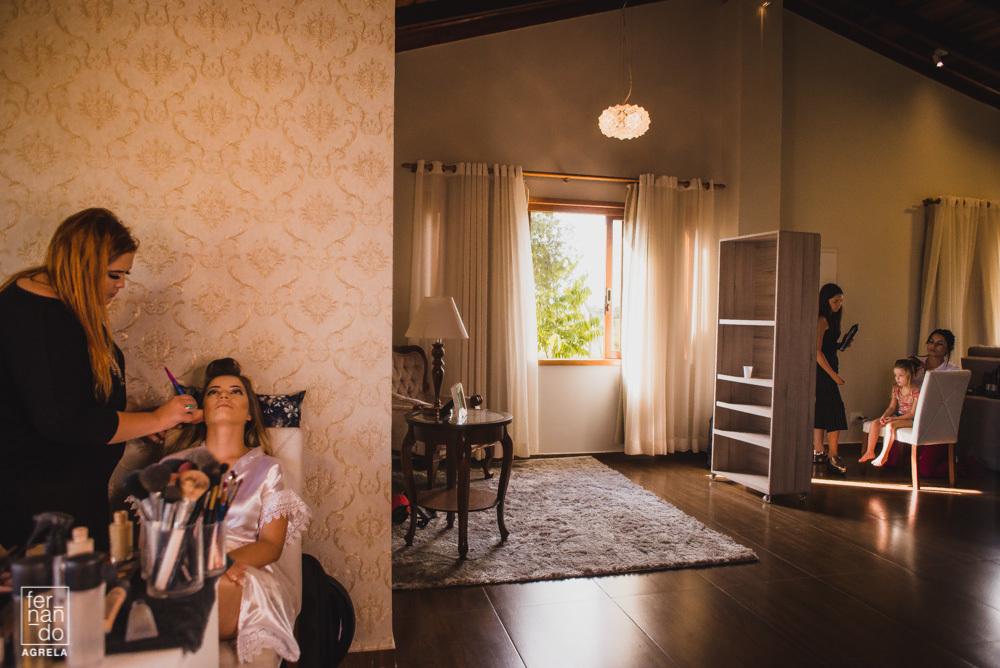 noiva se arrumando na sua casa antes do casamento