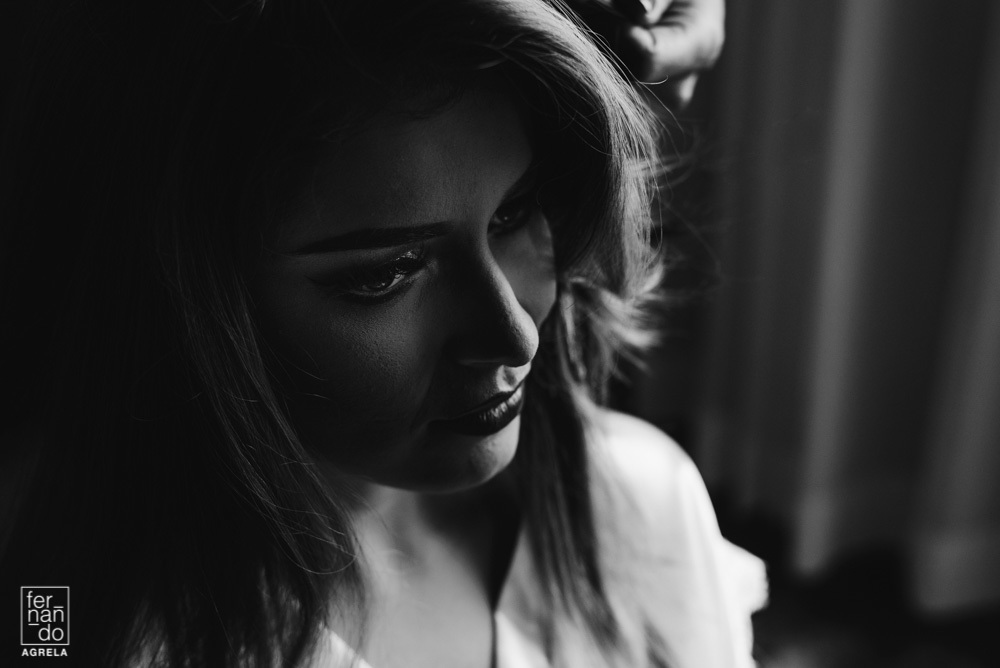 detalhe da noiva no momento em que estava se preprando para o casmento