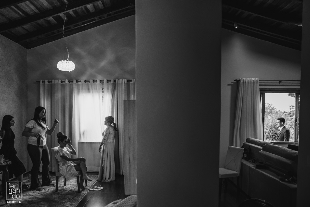 noivos durante o makingof do casamento na casa deles