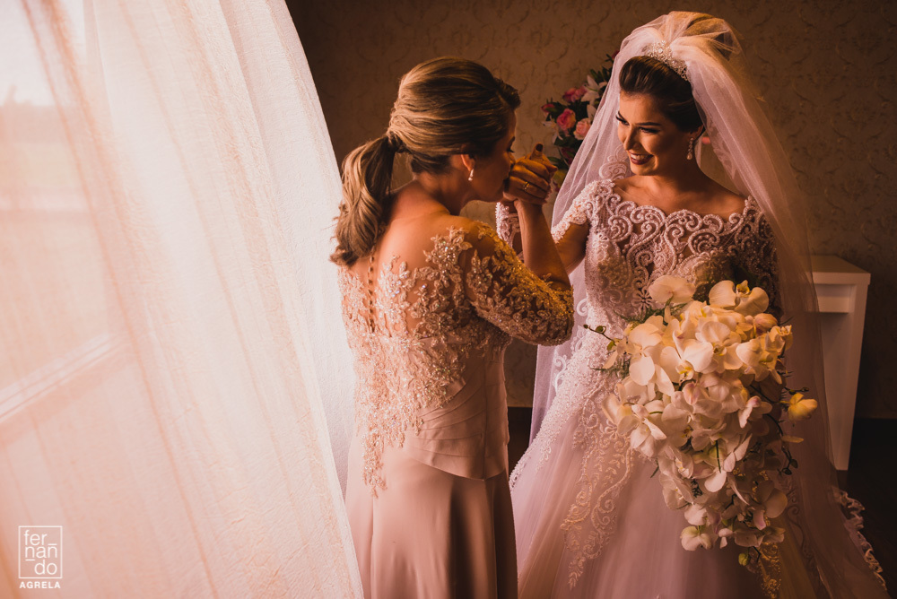 mae da noiva beijando a mãe da filha antes do casamento