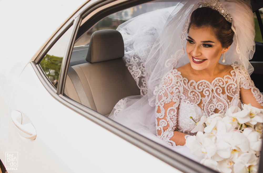 noiva no carro momentos antes de entrar na igreja para o casamento