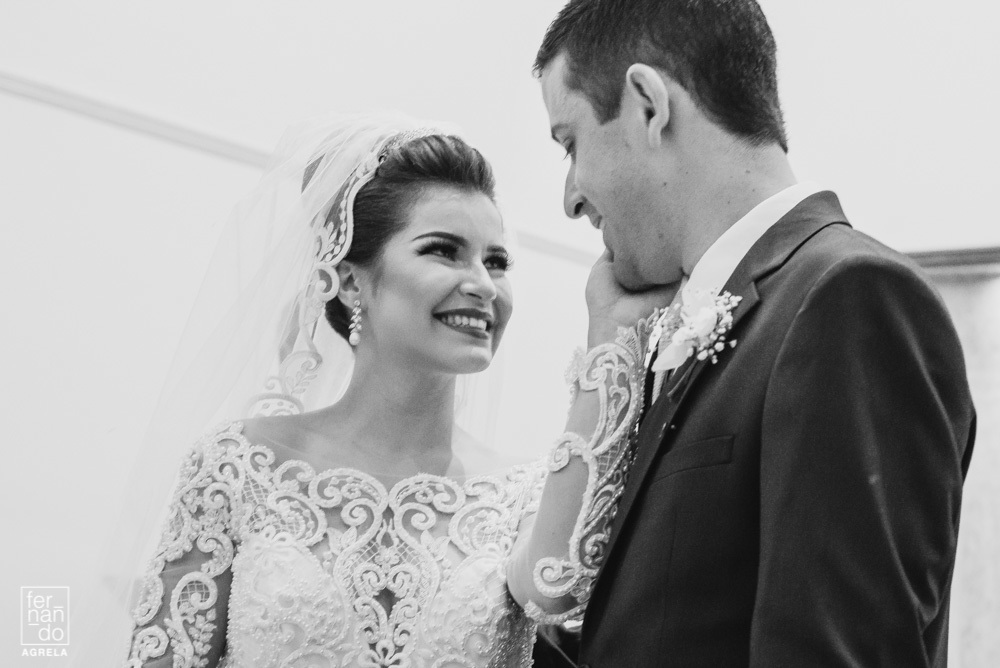 noiva fazendo um carinho no noivo durante a cerimonia de casamento