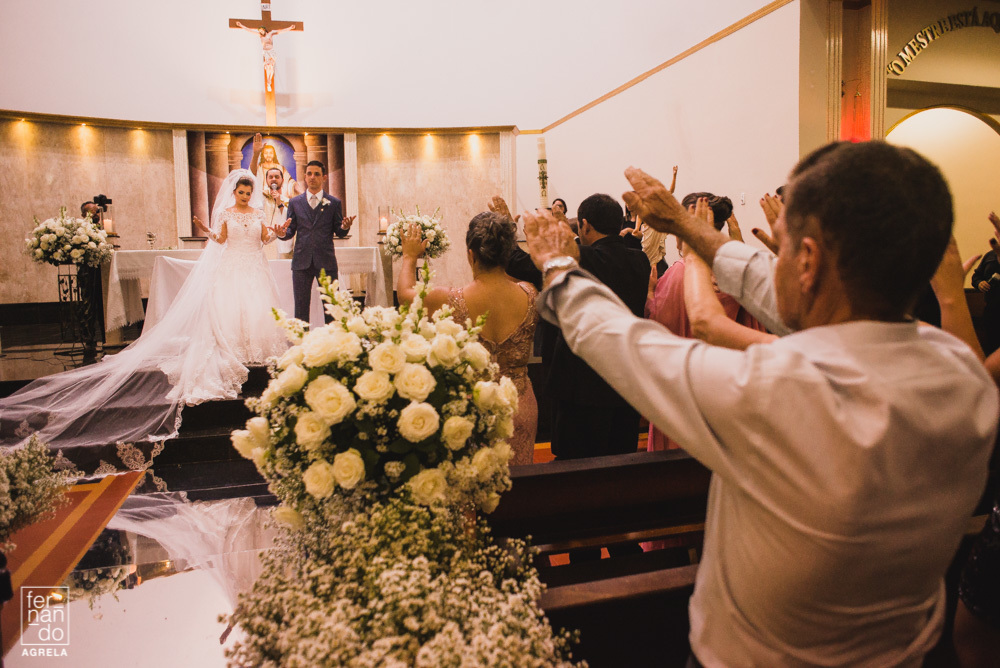 convidados e noivos rezando durante a cerimonia