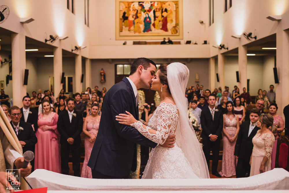 primeiro beijo dos noivos durante o casamento