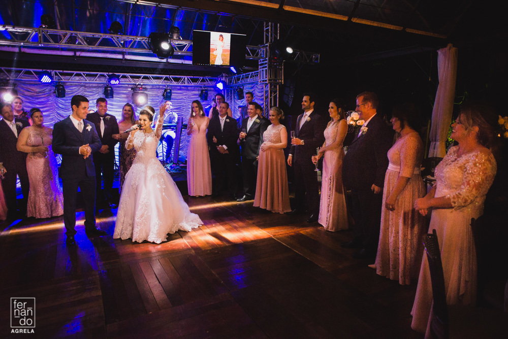 noivos agradecendo os convidados e padrinhos no casamento
