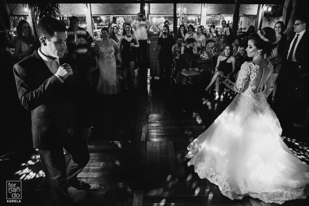 noivos dançando na pista do casamento para começo da balada