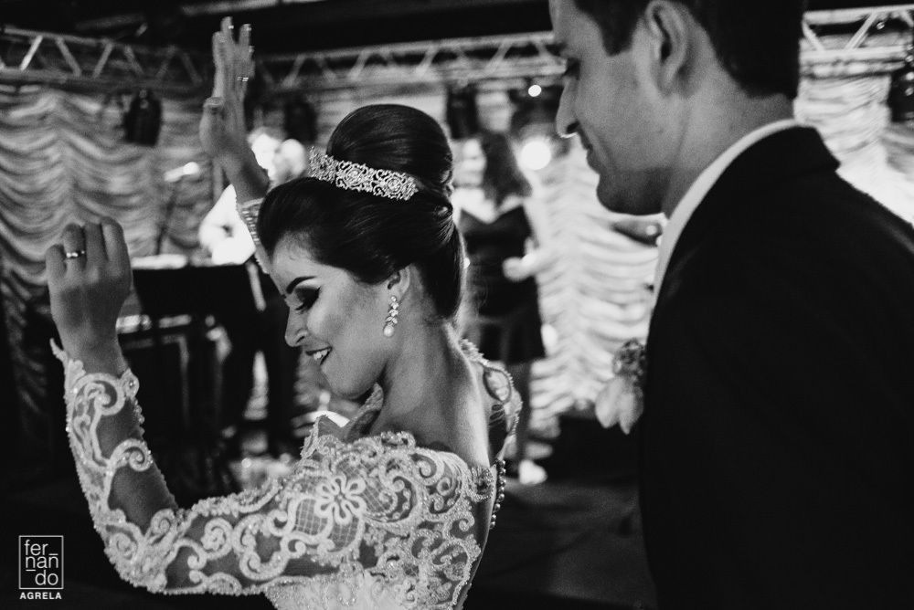 noivos dançando na balada do casamento