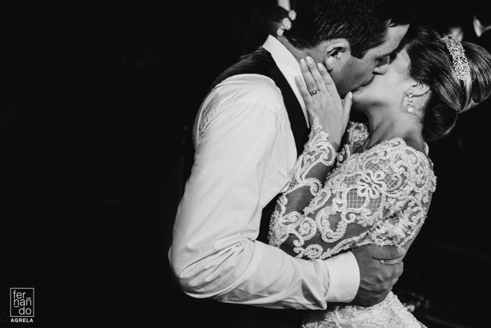 noivos se beijando durante a festa balada do casamento
