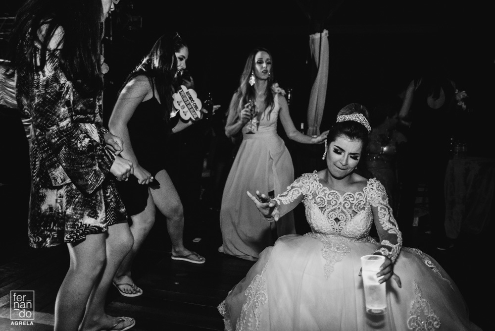 noiva dançando até o chão com as amigas