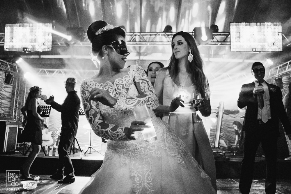 noiva dançando com as amigas durante o casamento