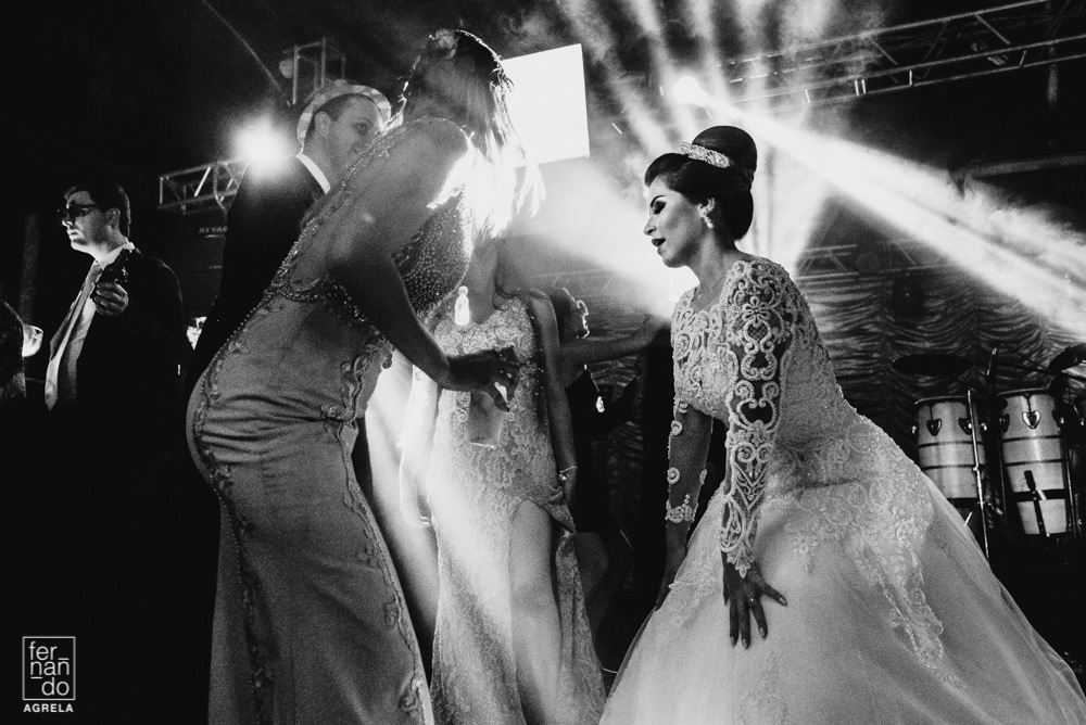 noiva dançando com amigas na pista de dança do casamento