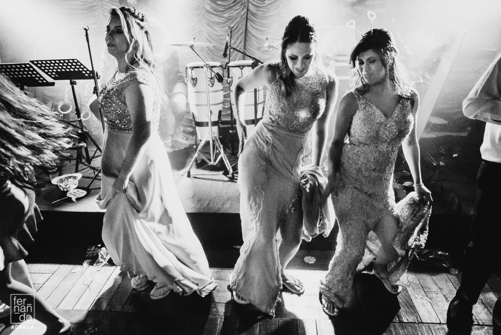 amigas da noiva dançando durante o casamento