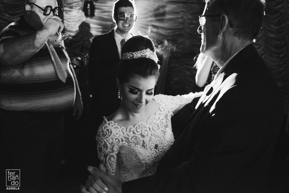 noiva dançando com o sogro durante o casamento