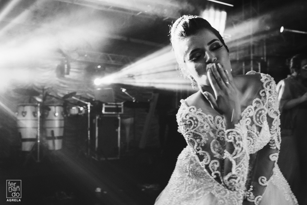 noiva mandando beijo para a camera durante a festa de casamento