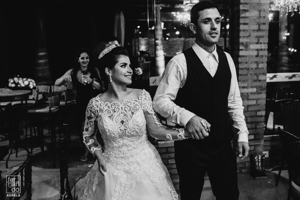 noivo levando a noiva embora no final do casamento