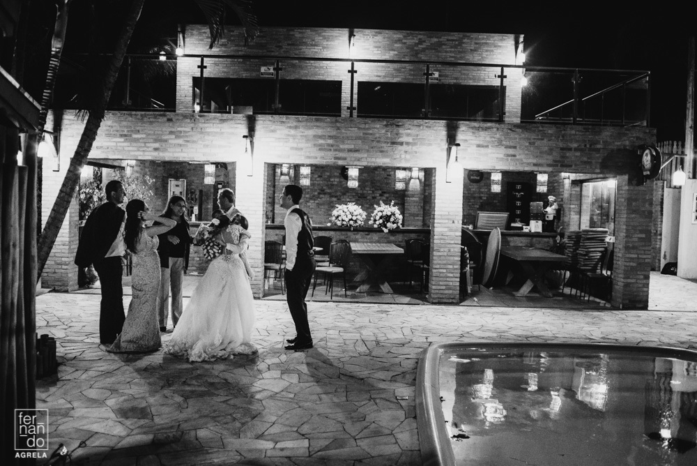 ultimos convidados se despedindo dos noivos no final do casamento