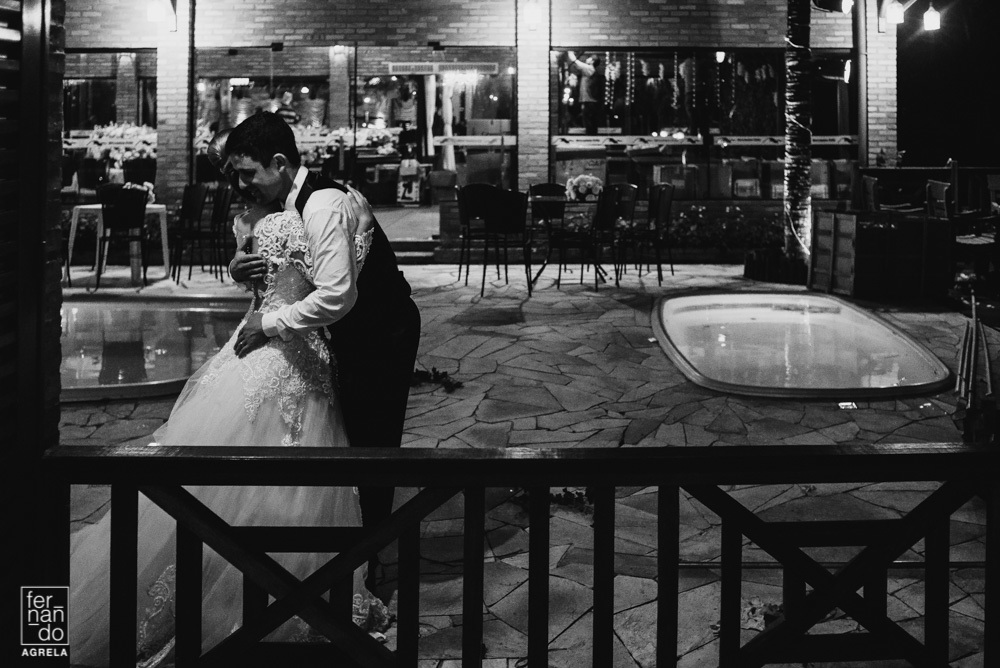 noivo consolando a noiva chorando no final do casamento