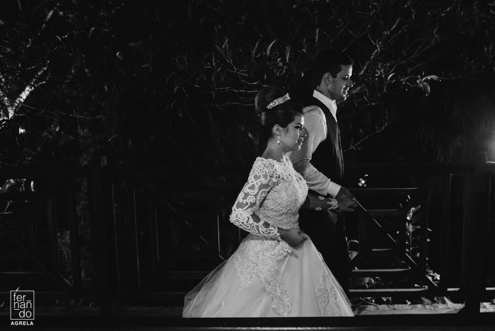 noivos indo embora após o final do casamento