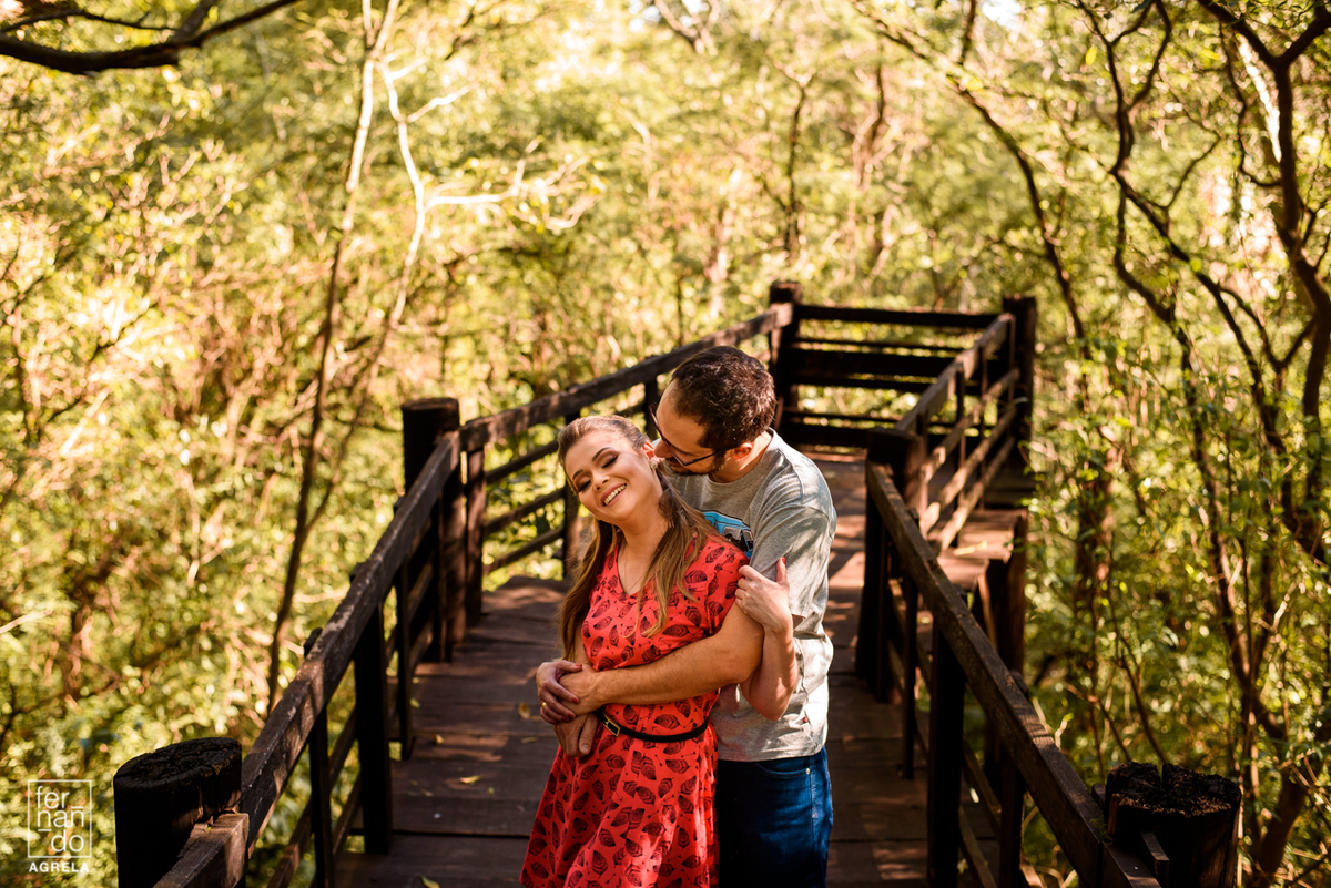 casal se abraçando em um ponte em orto florestal durante ensaio pre wedding