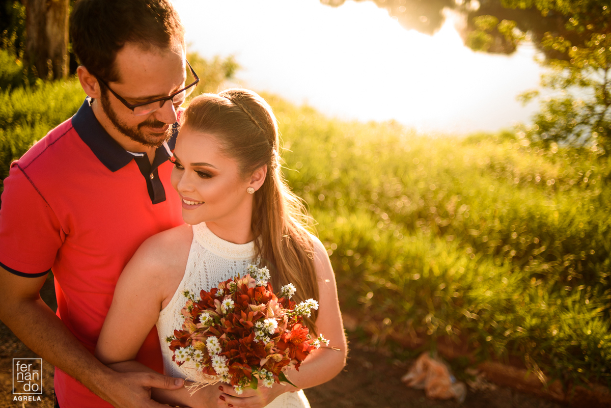 ensaio de noivos em lago de ourinhos no fim da tarde com por do sol