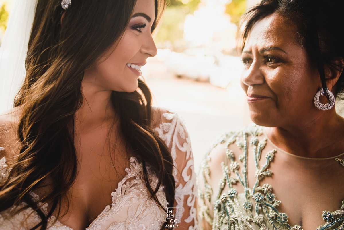 noiva com a mae antes de entrar na igreja do casamento