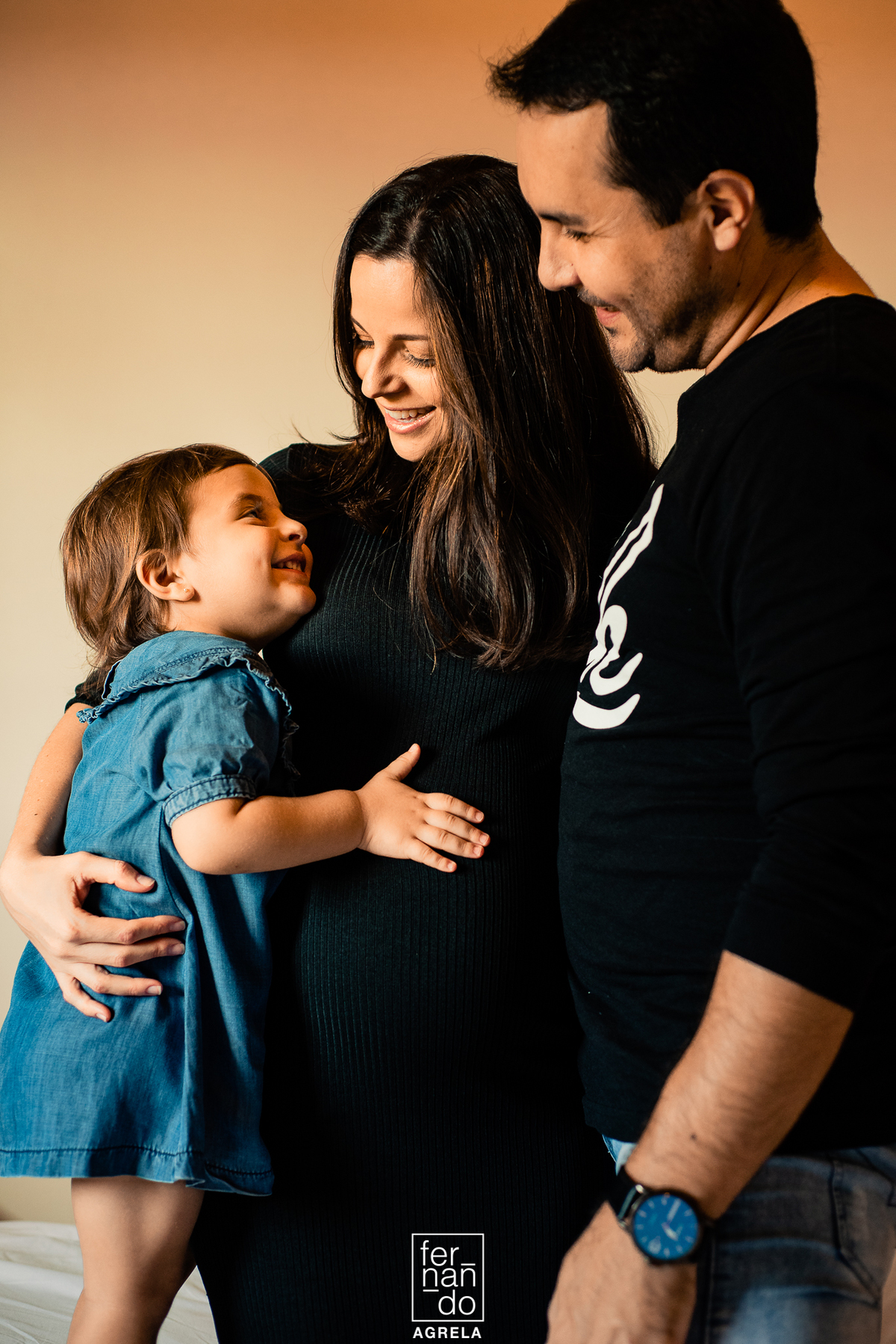 pai mae gestante e filha mais nova na cama da familia