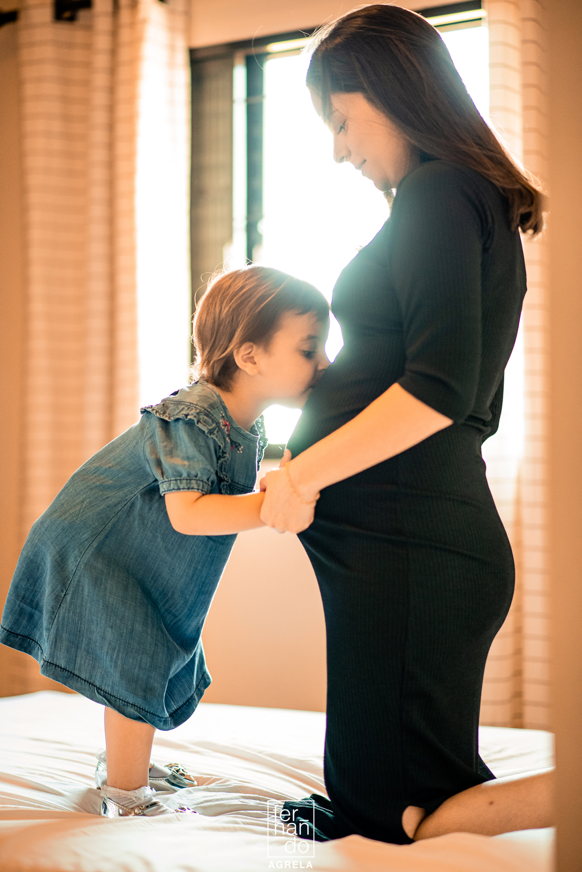 filha beijando a barriga da mae gestante esperando o novo irmaozinho
