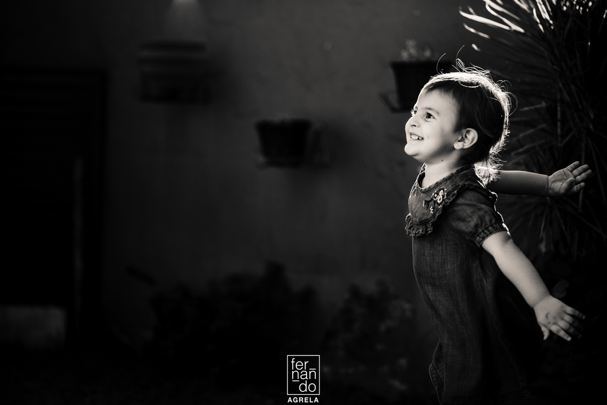 criança correndo em preto e branco