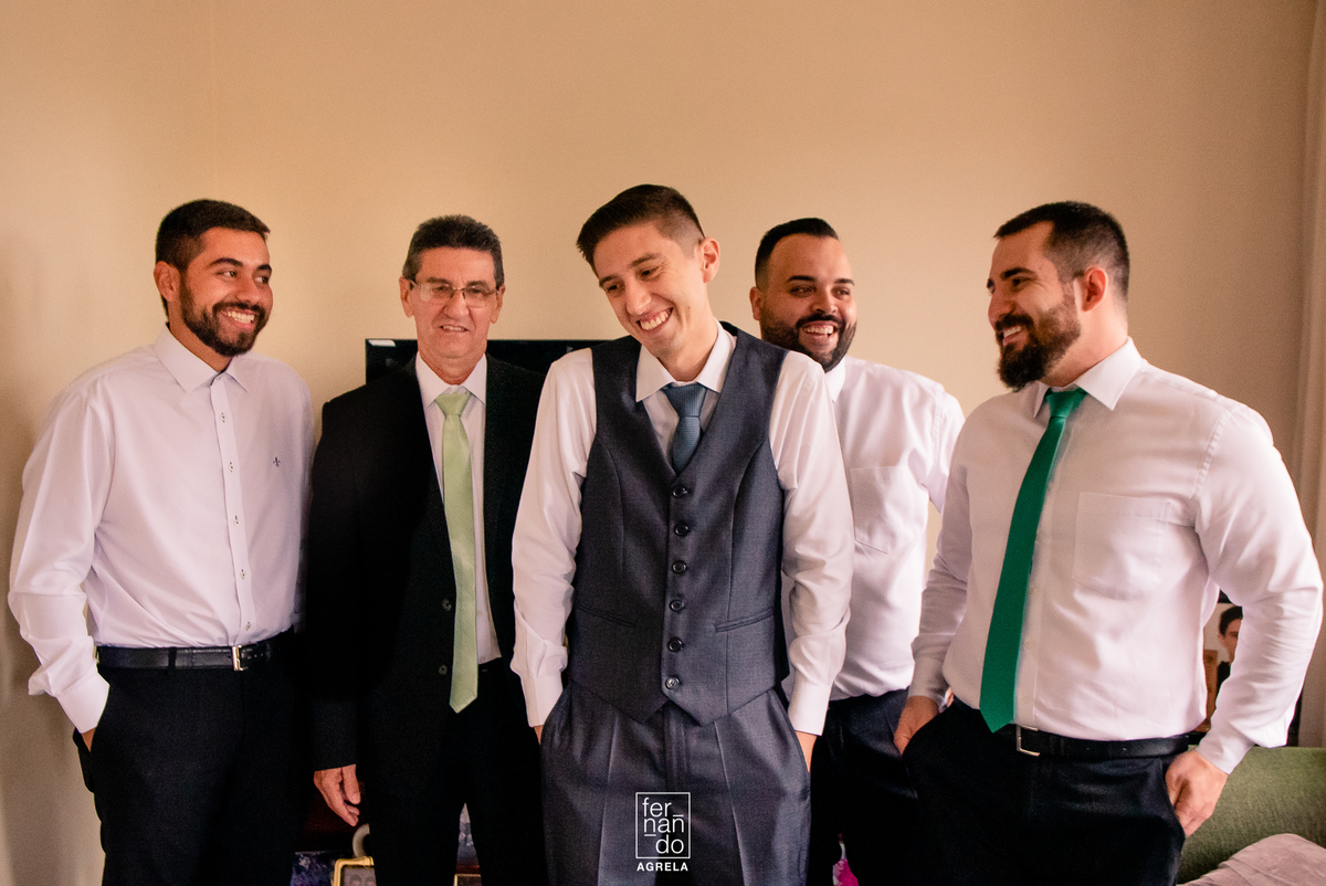 noivo com pai e padrinhos antes do casamento