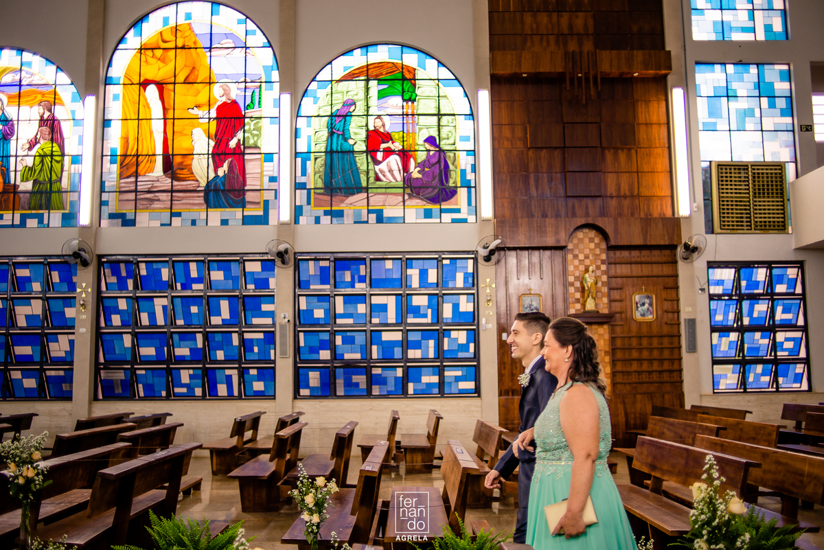 noivo entrando na igreja com a mãe