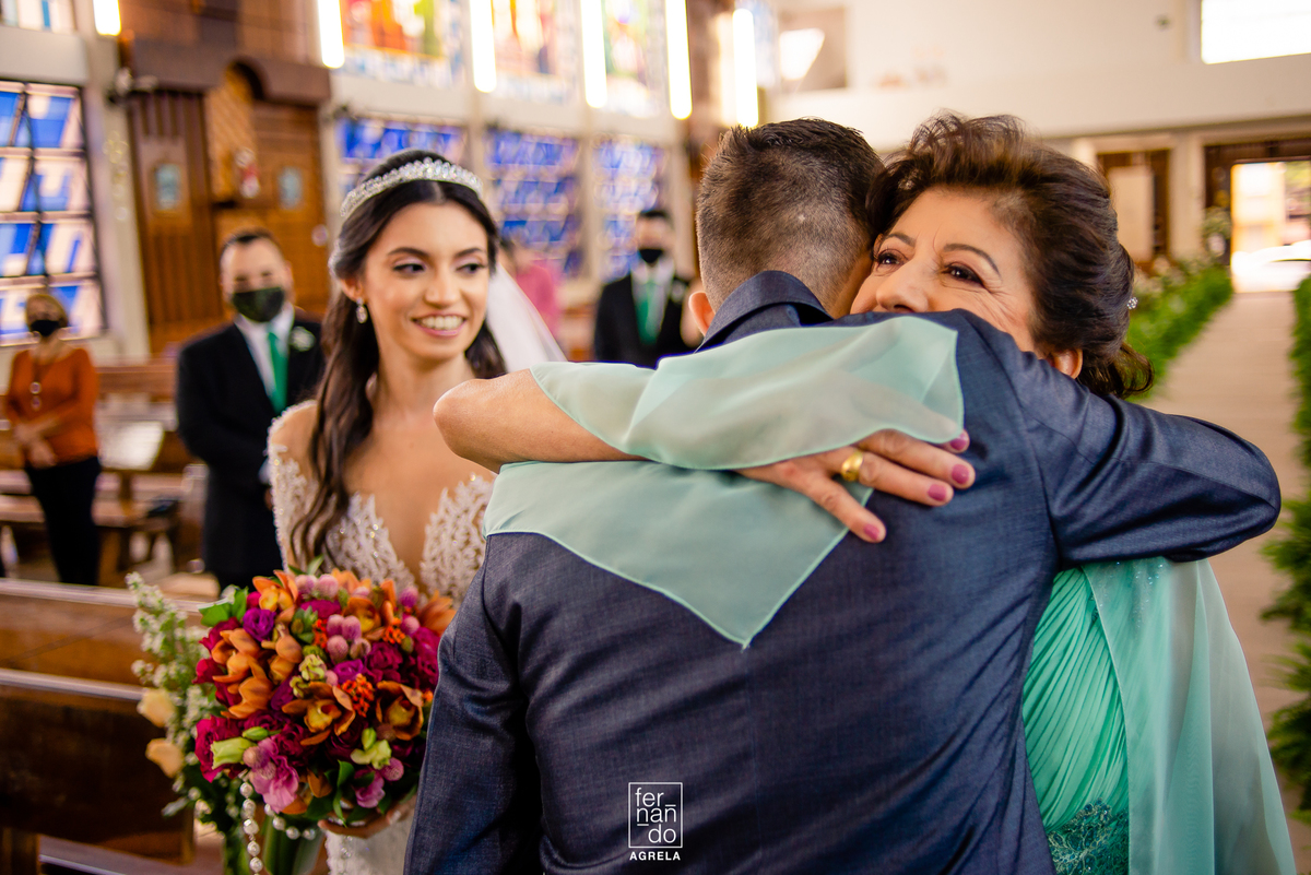 mãe da noiva cumprimentando o noivo no corredor da igreja