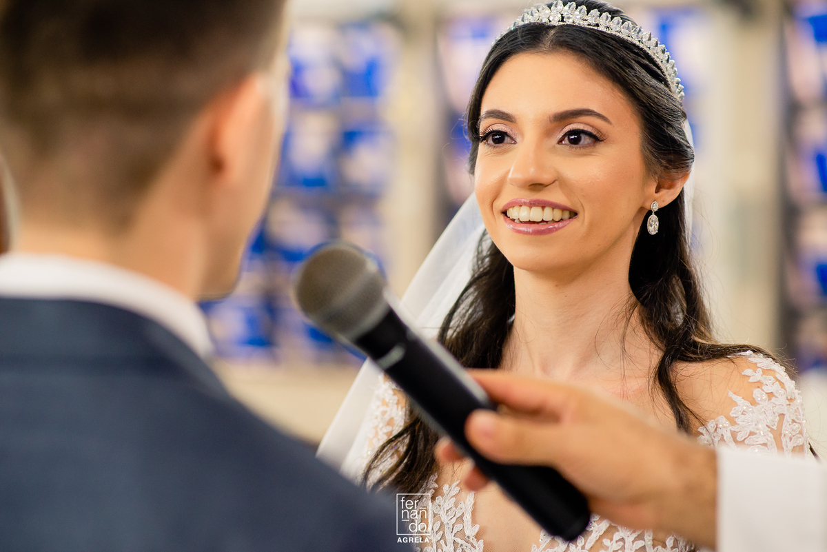 noivos no altar durante a cerimonia religiosa