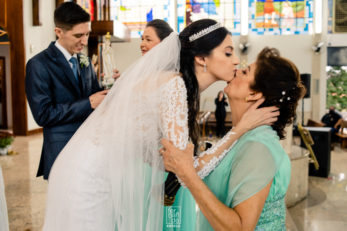 noiva cumprimentado a mãe no casamento